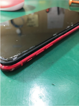 画面が傷ついたiPhone