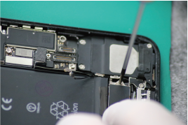 iPhoneのネジを外している様子