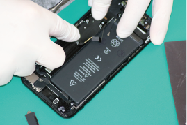 iPhoneの修理をしている様子